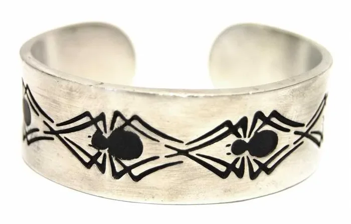 Armspange mit Spinnen-Motiv