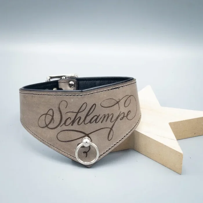 Halsband breit – calligraphy „Schlampe“ grau – penumbra