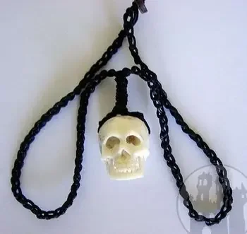 Halskette mit Totenkopf aus Knochen