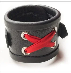 Handfesseln mit roter Schnürung