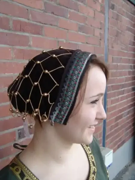 Haube mit Haarnetz mit Bordüre