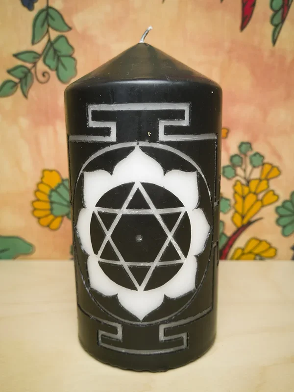 Kerze Yantra schwarz- handgeschnitzt