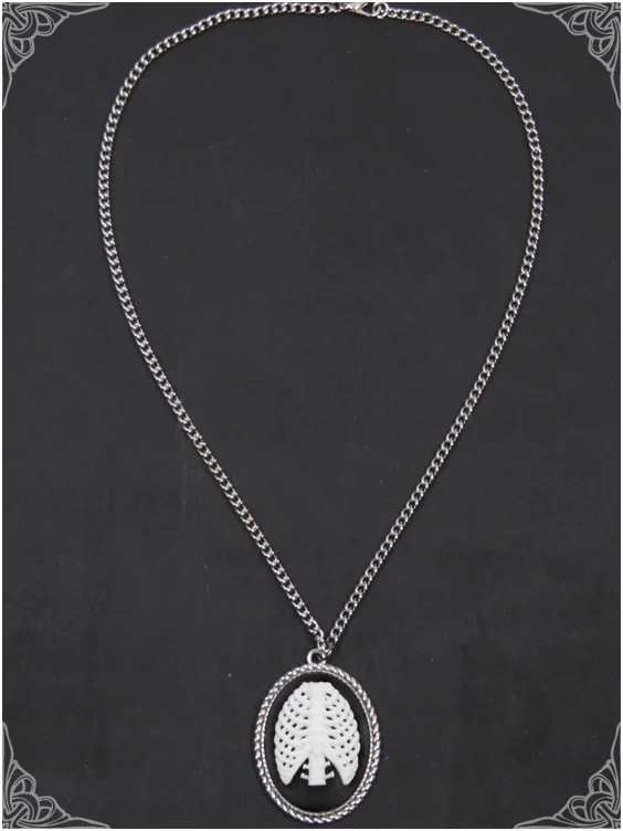 Kette mit Broschen-Anhänger mit Rippen-Motiv