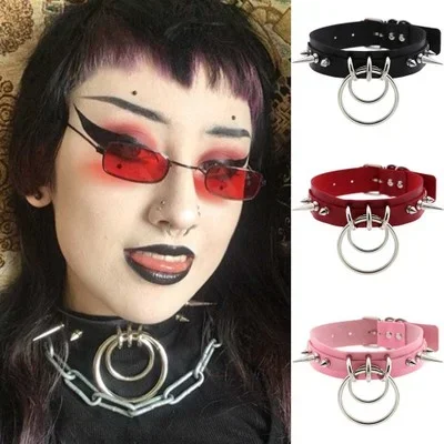 Kunstlederchoker mit Nieten und Ringen (Farbe: Weiss)