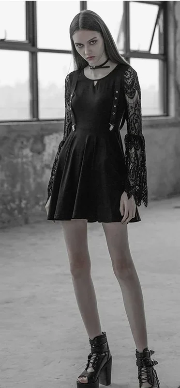 Kurzes Kleid mit Spitzenarmen