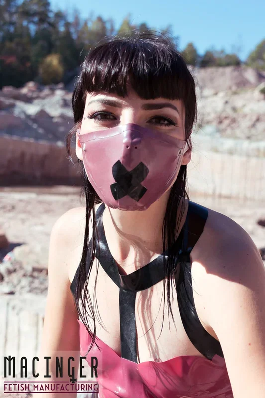 Latex Halbmaske ‚Cross‘ – Macinger