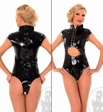 Latexbody mit Nieten und rundem Ausschnitt