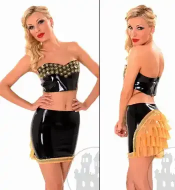 Latexrock mit Rüschen am Po