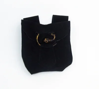 Leder-Gürteltasche mit Totenkopfschließe