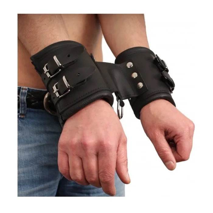 Leder-Handfesseln verbunden