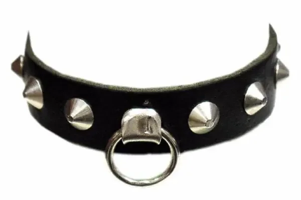 Lederarmband mit O-Ring und Spitznieten