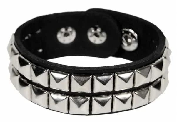 Lederarmband mit zwei Reihen Pyramidennieten