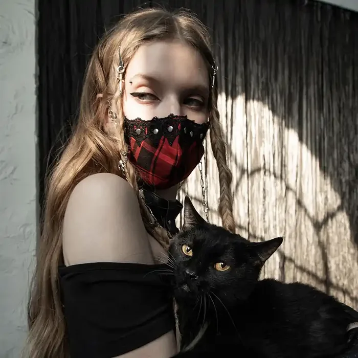 Punk-inspirierte Maske mit Spitzenbesatz