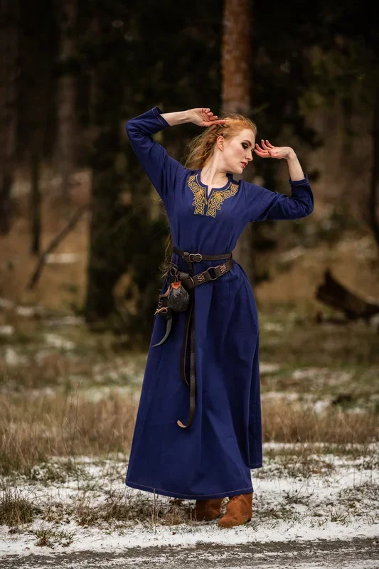Wikinger Kleid mit kunstvoller Stickerei